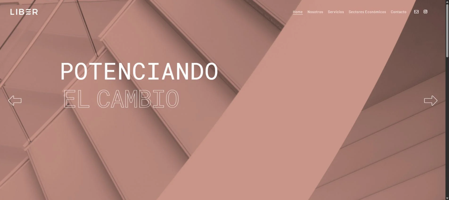 Site anterior de Líber, com logotipo branco, fotografia de arquitetura em tons rosados e navegação no topo.