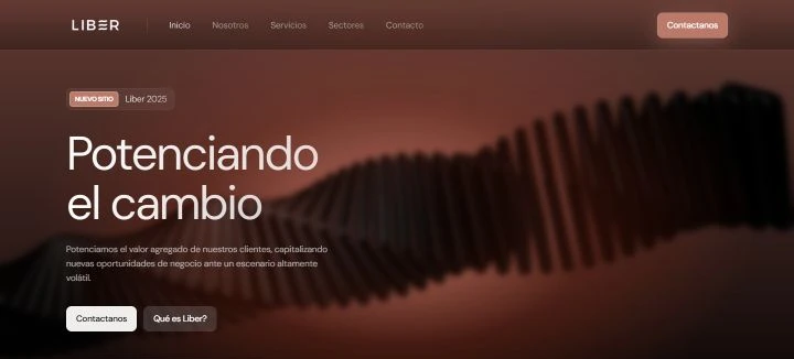 Proposta de Líber com o logotipo preservado, tons terracota e a chamada Potenciando el cambio sobre uma cena do Spline.